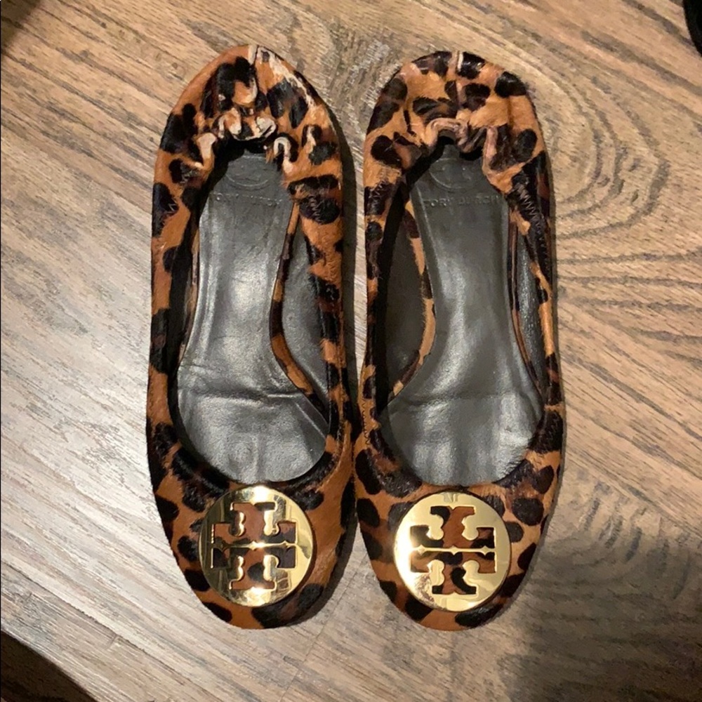 So Chic Tory Burch Leopard Print Flats with Gold Logo